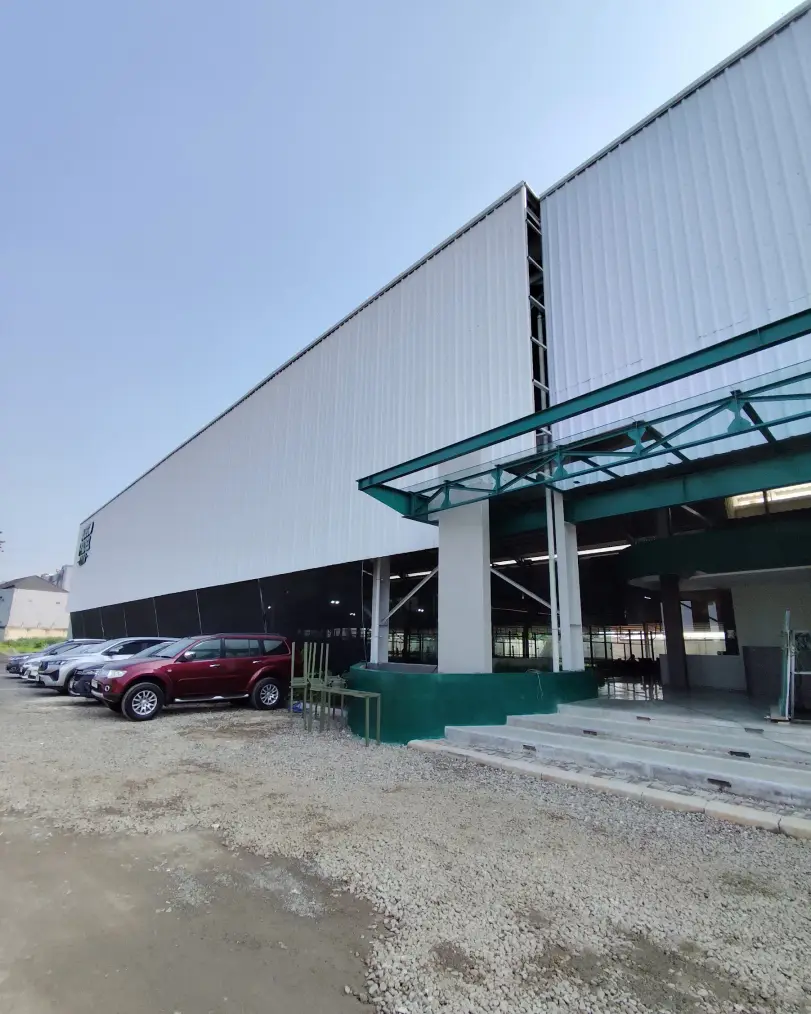 Juego Padel Club building and parking