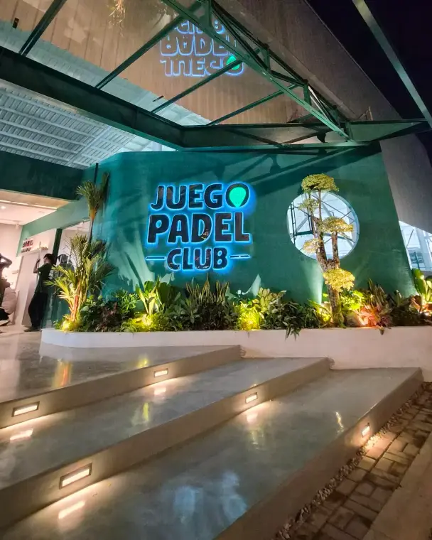 Juego entrance at night