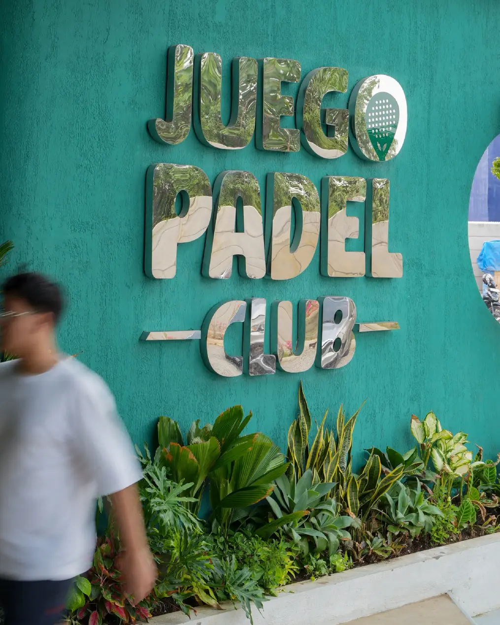 Juego sign with planting